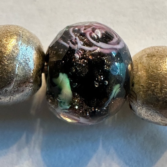 ARTISAN Pink Rose Green Leaf Faceted Black Lamp Work Antique Gold Cord Necklace - Picture 5 of 6